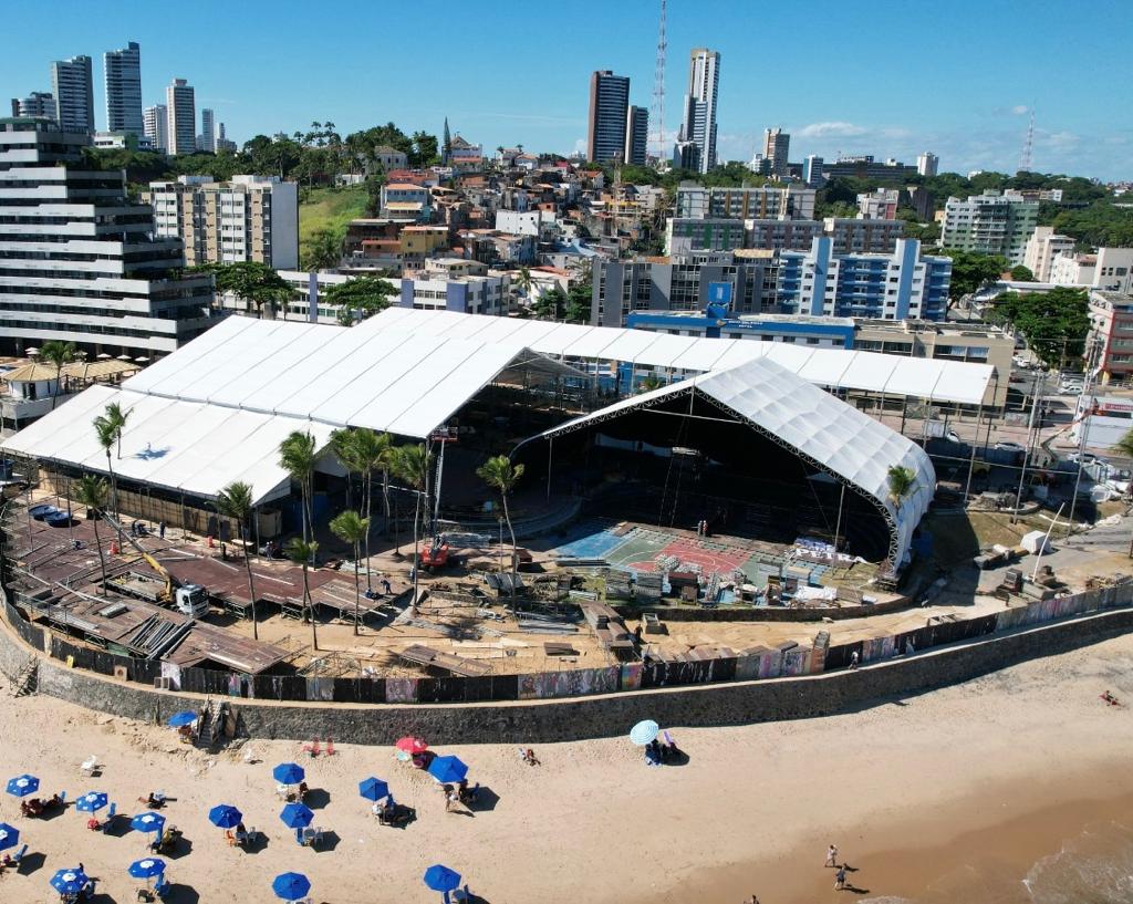 Cobertura NFS sobre palco de show à beira-mar