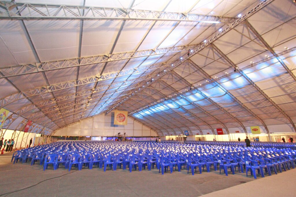 Interior de cobertura NFS com plateia montada em formato auditório