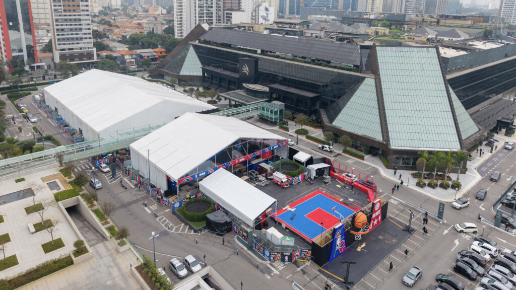 Cobertura de lona montada para a NBA House no estacionamento do Shopping Eldorado, em São Paulo