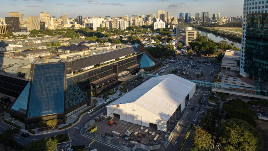 Estrutura lonada para evento esportivo