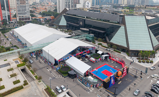 Cobertura de lona montada para a NBA House no Shopping Eldorado, em São Paulo