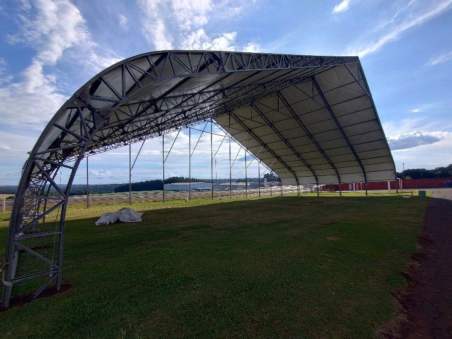 Cobertura NFS em arco vista de fora, montada sobre área aberta