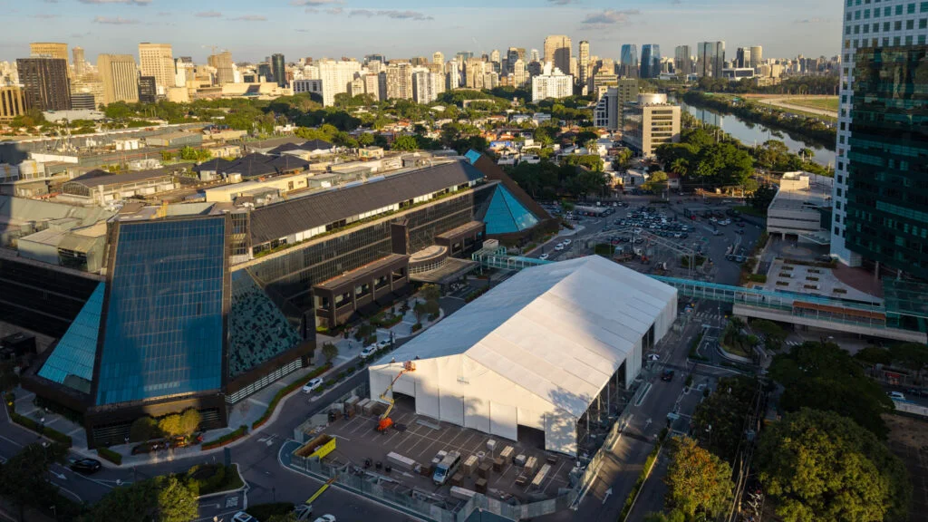 Estrutura lonada para evento esportivo