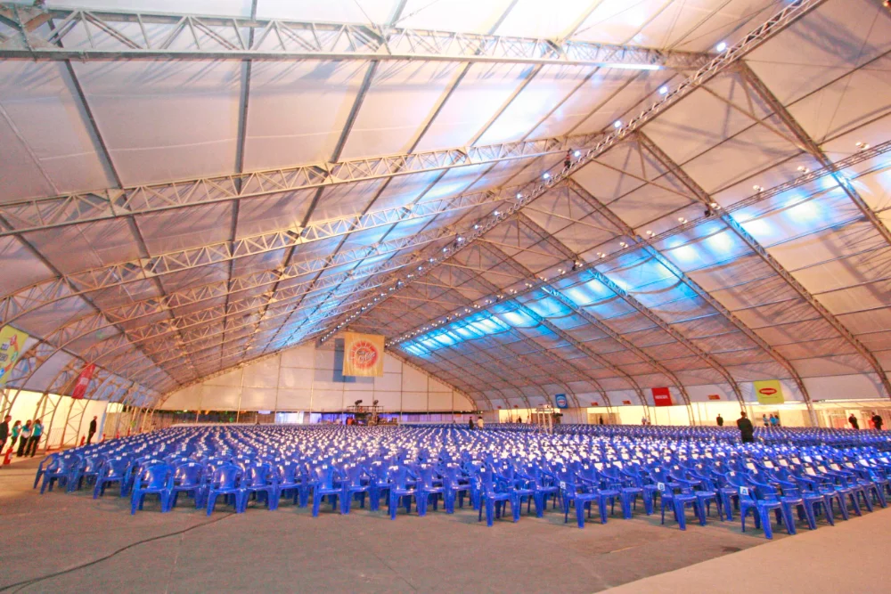 Interior de cobertura NFS com plateia montada em formato auditório